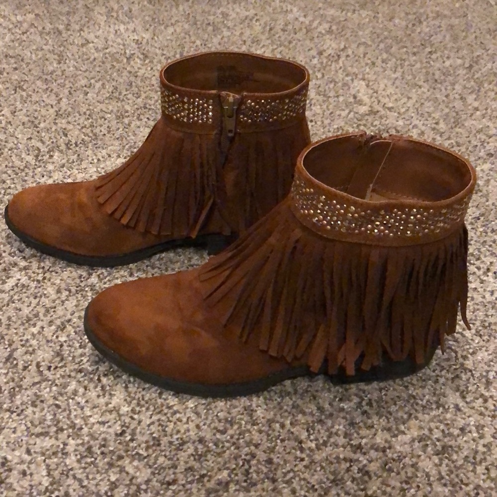 SO brand cognac brown booties